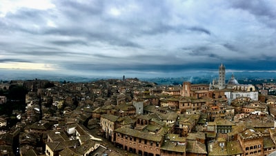 白天多云天空下城市建筑鸟瞰图